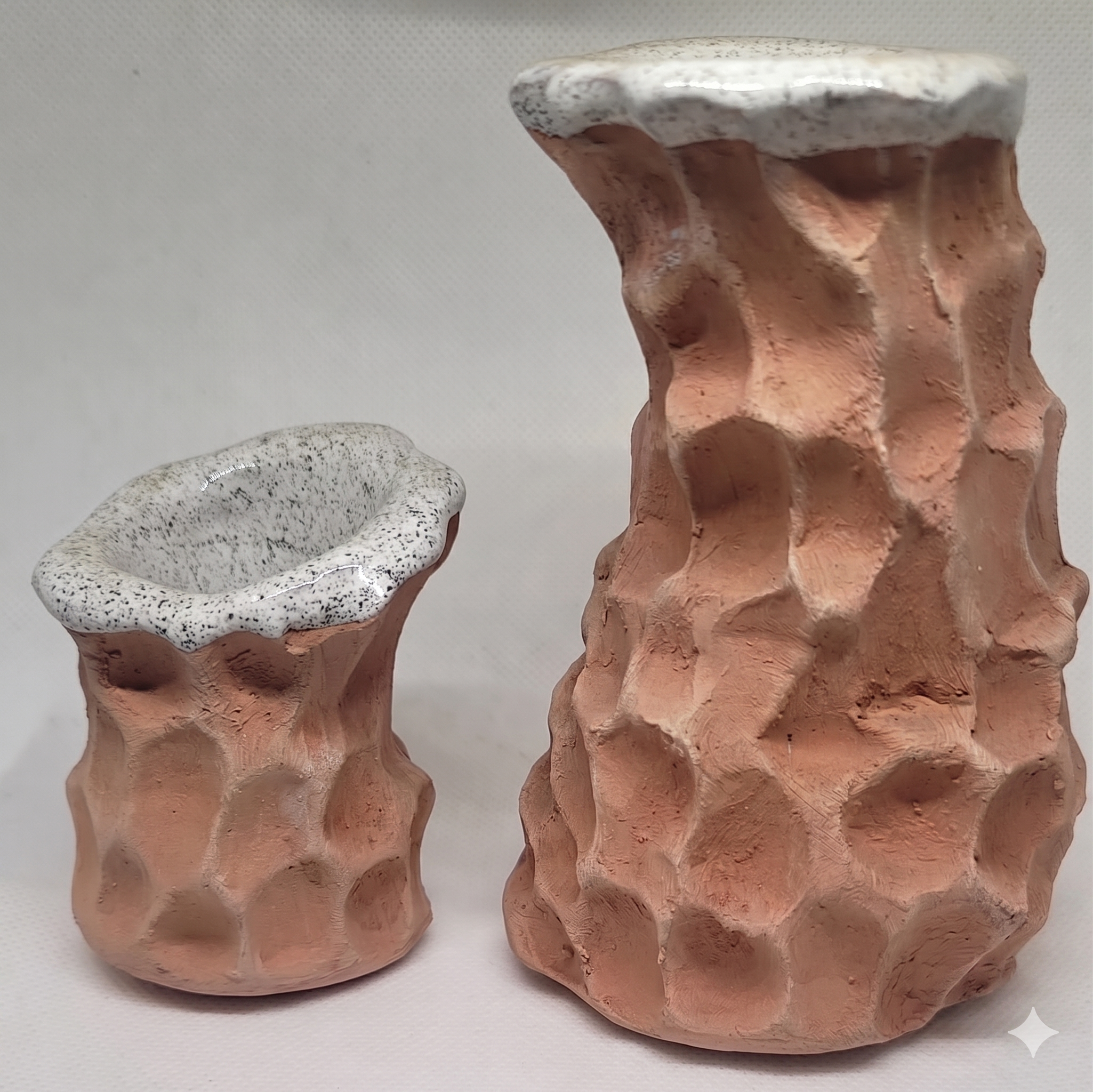 Adornos decorativos en cerámica artesanal