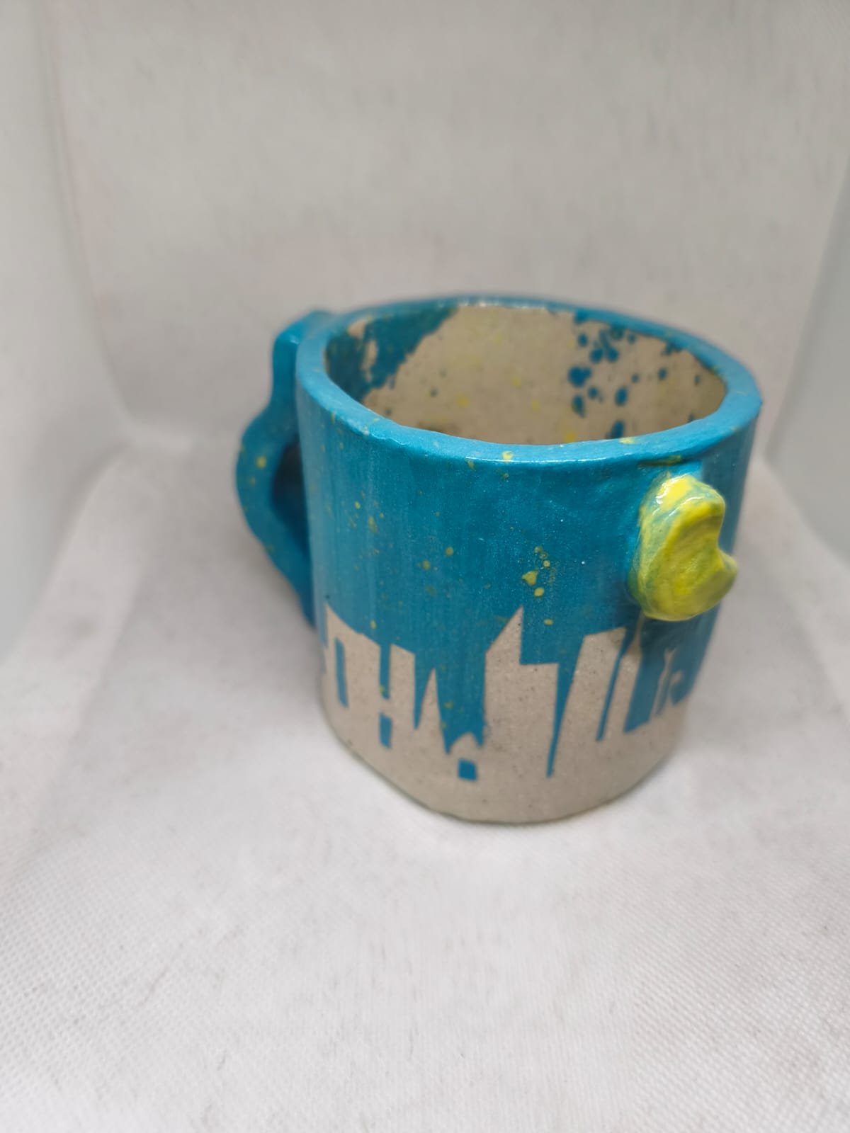 Taza azul de cerámica artesanal